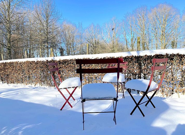 Gemuetliches Interieur des Pipowagen het Oventje in Zeeland, De Peel, Nordbrabant mit gemuetlichem Schlafzimmer.
