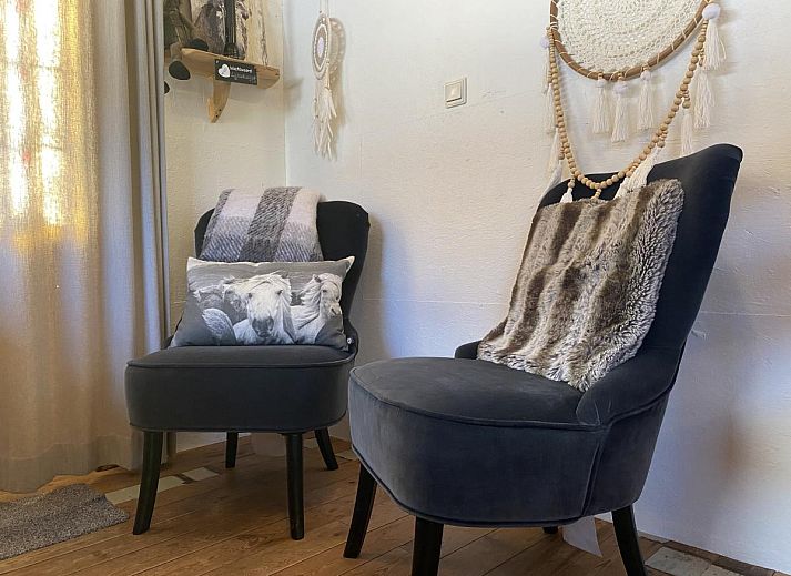 Gemuetliches Interieur des Pipowagen het Oventje in Zeeland, De Peel, Nordbrabant mit gemuetlichem Schlafzimmer.