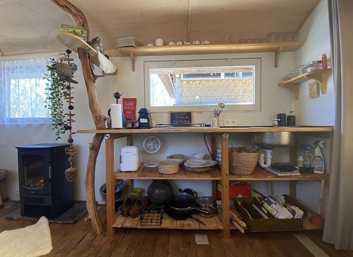 Stimmungsvolle Winteransicht des Pipowagen het Oventje in Zeeland, De Peel, Nordbrabant.