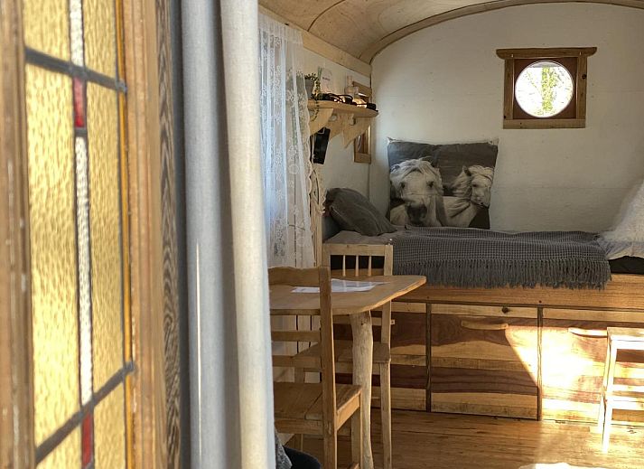 Stimmungsvolle Winteransicht des Pipowagen het Oventje in Zeeland, De Peel, Nordbrabant.