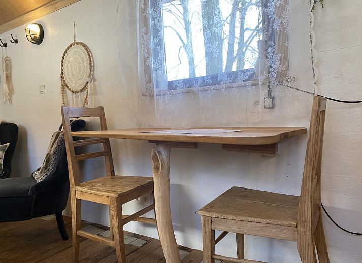 Warmer Holzofen in Pipowagen het Oventje in Zeeland, De Peel, Nordbrabant fuer einen gemuetlichen Aufenthalt.