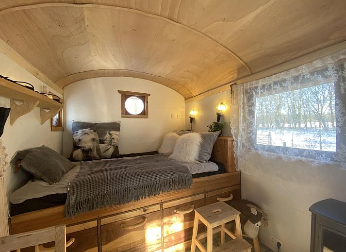 Eingang zum Pipowagen het Oventje in Zeeland, De Peel, Nordbrabant mit Glasmalereien.