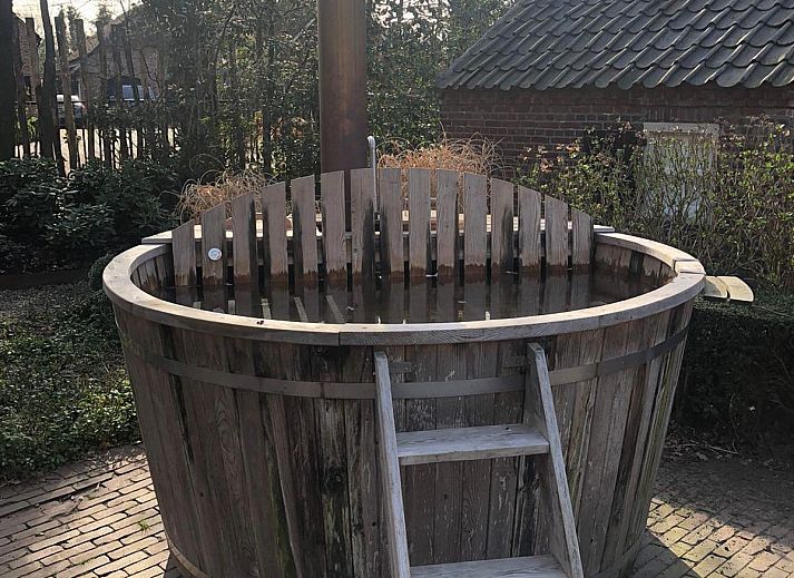 Eingang zum Pipowagen het Oventje in Zeeland, De Peel, Nordbrabant mit Glasmalereien.