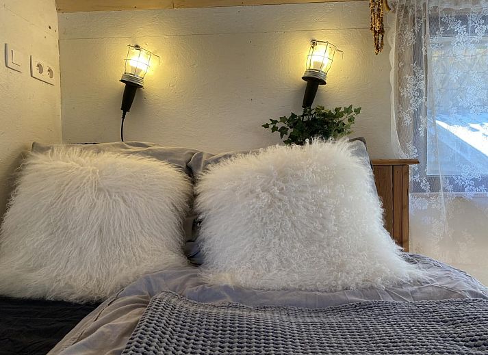 Eingang zum Pipowagen het Oventje in Zeeland, De Peel, Nordbrabant mit Glasmalereien.