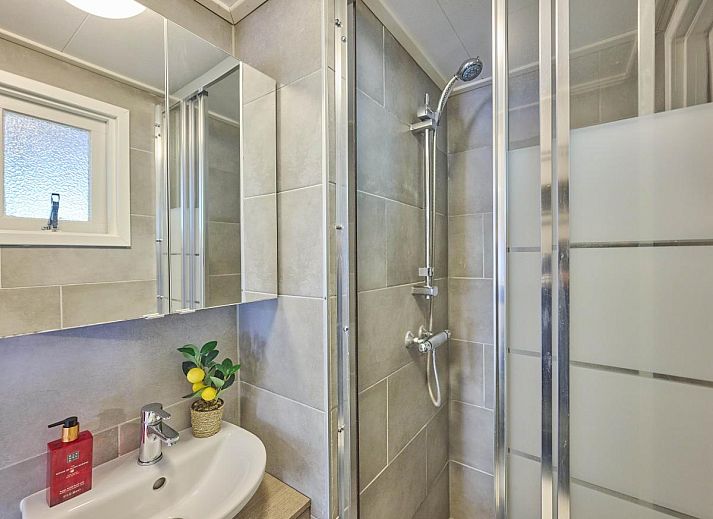 Gezellige binnenruimte van vakantiehuis 't Heische hofje in Zeeland, De Peel, Noord Brabant, met comfortabele zitplek en uitzicht op de natuur.