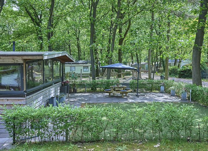 Gezellige binnenruimte van vakantiehuis 't Heische hofje in Zeeland, De Peel, Noord Brabant, met comfortabele zitplek en uitzicht op de natuur.