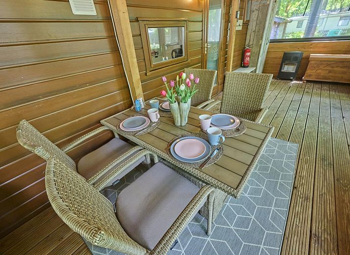 't Heische hofje in Zeeland, De Peel, Noord Brabant biedt een gezellige veranda voor ontspanning in een rustieke vakantiehuisomgeving.