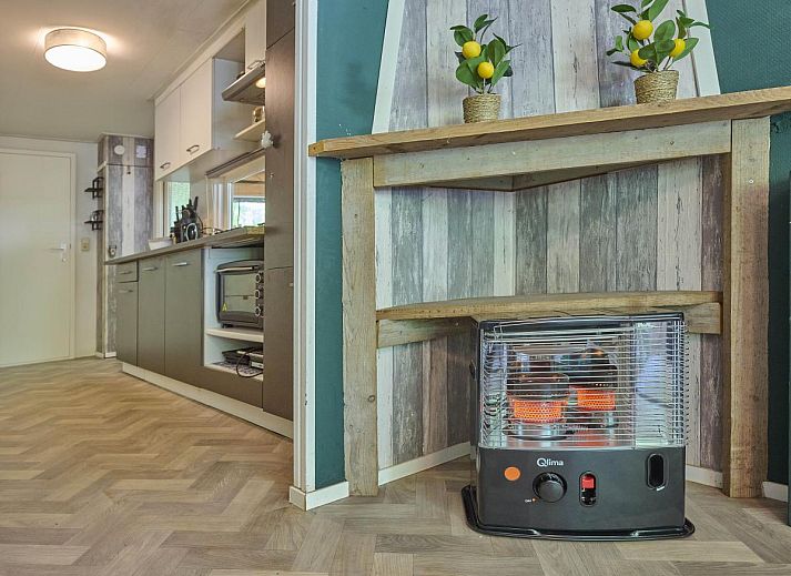 't Heische hofje in Zeeland, De Peel, Noord Brabant biedt een gezellige veranda voor ontspanning in een rustieke vakantiehuisomgeving.