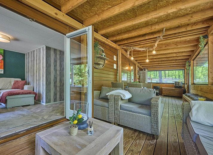 't Heische hofje in Zeeland, De Peel, Noord Brabant biedt een gezellige veranda voor ontspanning in een rustieke vakantiehuisomgeving.