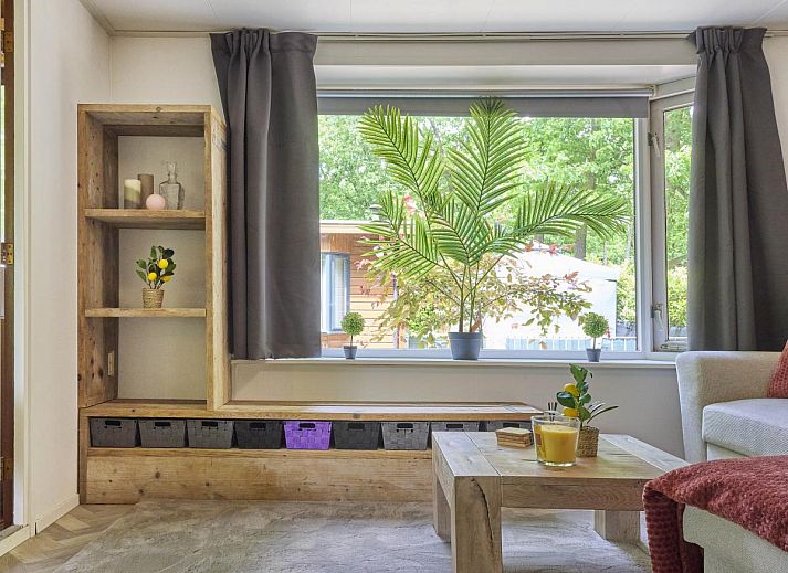 't Heische hofje in Zeeland, De Peel, Noord Brabant biedt een gezellige veranda voor ontspanning in een rustieke vakantiehuisomgeving.