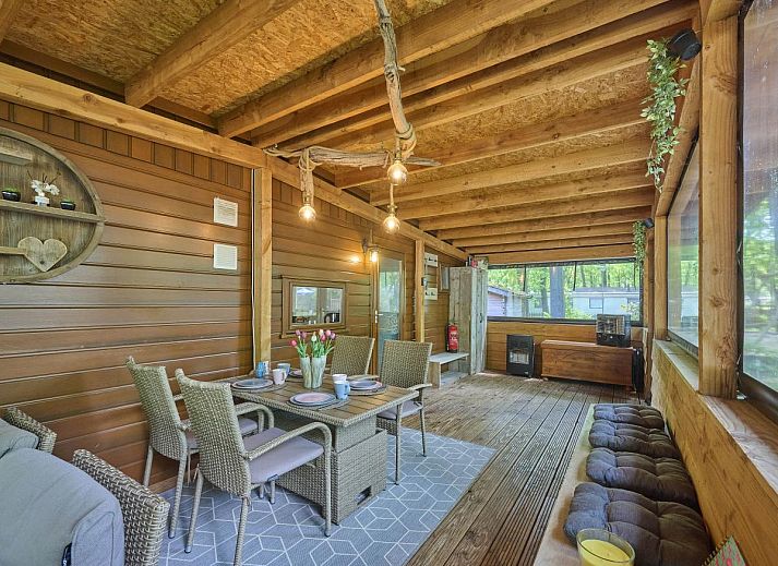 Moderne keuken in 't Heische Hofje, vakantiehuis in Zeeland, De Peel, Noord-Brabant, met uitzicht op de lichte woonkamer.