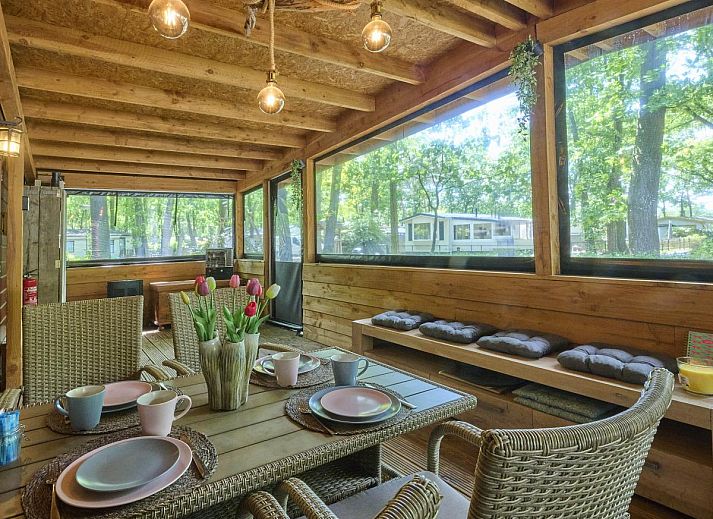 Moderne keuken in 't Heische Hofje, vakantiehuis in Zeeland, De Peel, Noord-Brabant, met uitzicht op de lichte woonkamer.