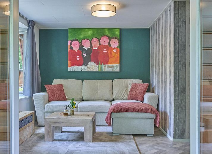 Moderne keuken in 't Heische Hofje, vakantiehuis in Zeeland, De Peel, Noord-Brabant, met uitzicht op de lichte woonkamer.