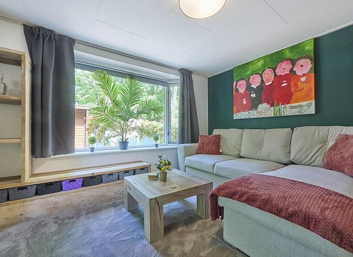 Moderne keuken in 't Heische Hofje, vakantiehuis in Zeeland, De Peel, Noord-Brabant, met uitzicht op de lichte woonkamer.