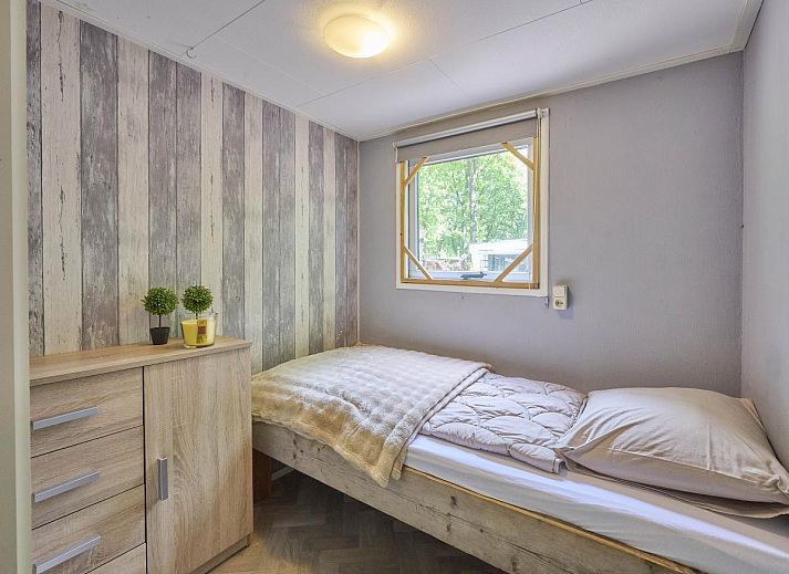 Gezellige slaapkamer in 't Heische hofje, vakantiehuis in Zeeland, De Peel, Noord Brabant, met comfortabel bed en uitzicht op de natuur.