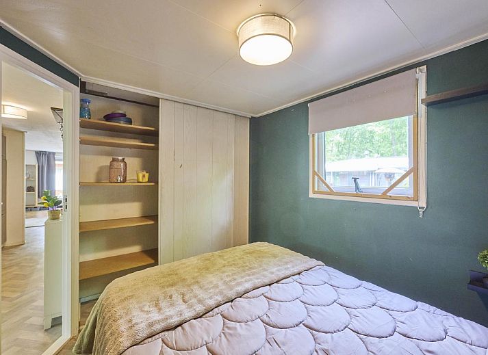 Gezellige slaapkamer in 't Heische hofje, vakantiehuis in Zeeland, De Peel, Noord Brabant, met comfortabel bed en uitzicht op de natuur.