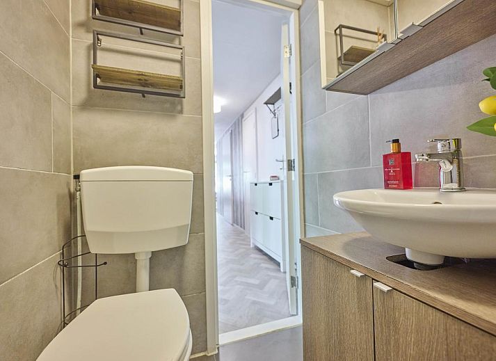 Gezellige slaapkamer in 't Heische hofje, vakantiehuis in Zeeland, De Peel, Noord Brabant, met comfortabel bed en uitzicht op de natuur.