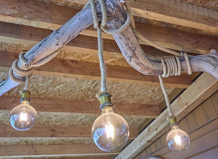 Gezellige slaapkamer in 't Heische hofje, vakantiehuis in Zeeland, De Peel, Noord Brabant, met comfortabel bed en uitzicht op de natuur.