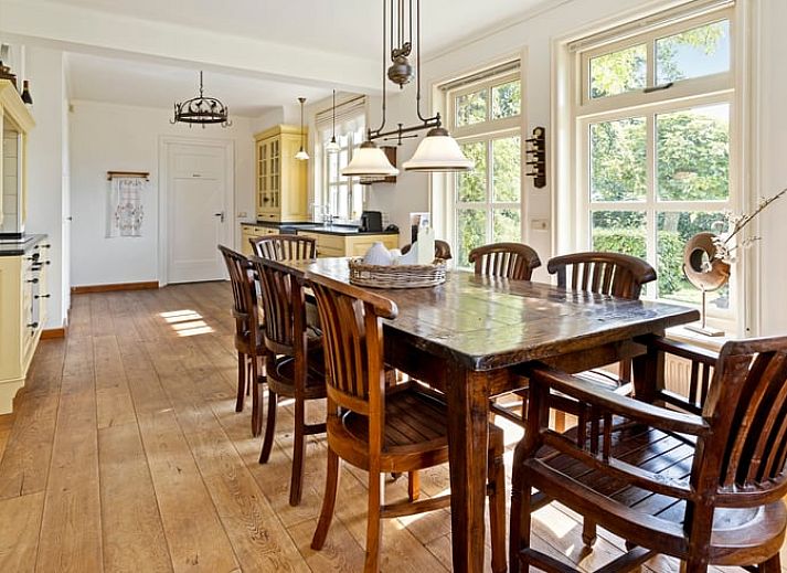 Charmant vakantiehuisje in Deurne, De Peel, Noord Brabant, omgeven door groene natuur en rustieke tuin.