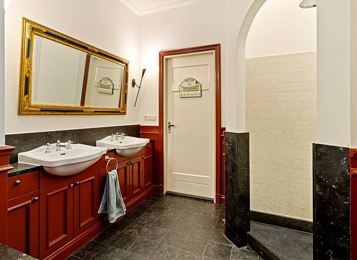 Vakantiehuisje in Deurne, een charmante vakantiewoning in De Peel, Noord Brabant, omringd door natuur en voorzien van een ruim terras.