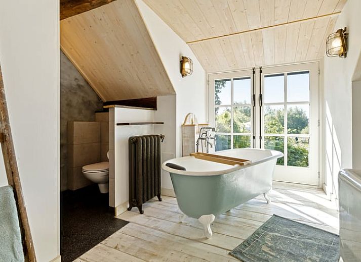 Elegante hal van Vakantiehuisje in Deurne, Noord Brabant, met klassieke inrichting en veel natuurlijk licht.