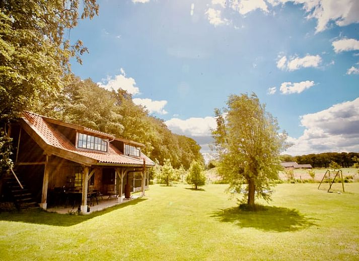 Charmant vakantiehuis in De Rips, De Peel, omgeven door weelderige tuinen.