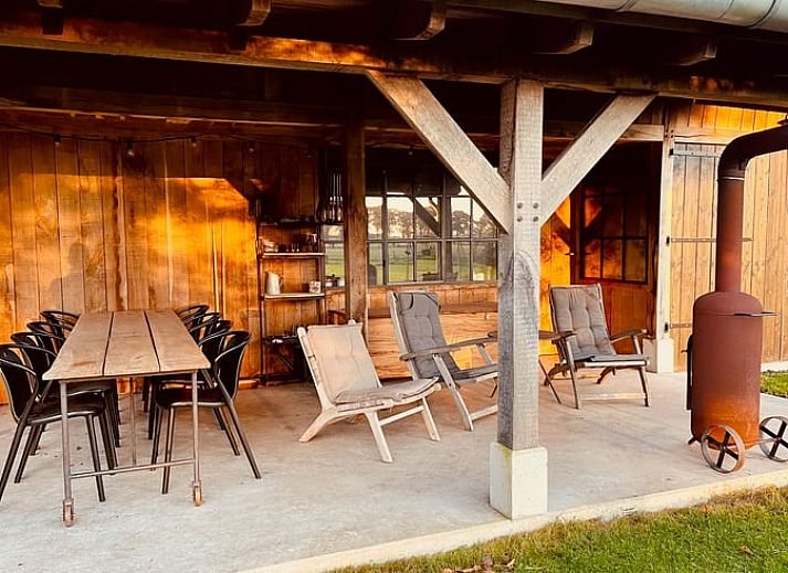 Vakantieverblijf in De Rips, Noord Brabant, met bloeiende bomen en serene omgeving.