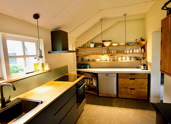 Luchtfoto van Vakantiehuis in De Rips, Noord Brabant, omringd door bosrijke natuur.