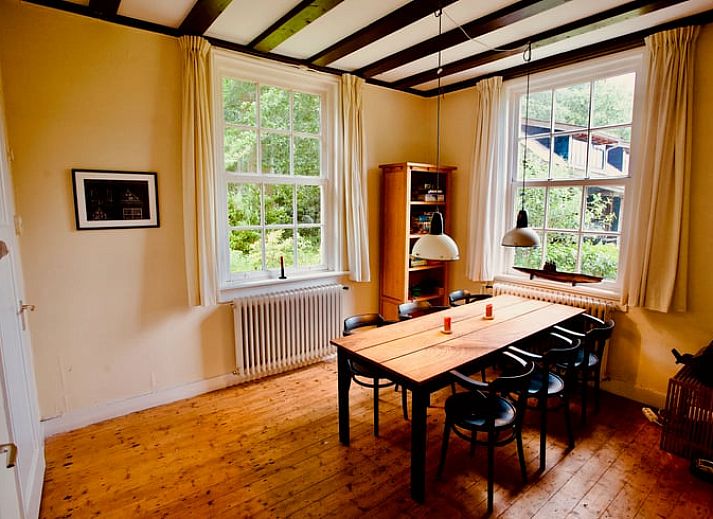 Luchtfoto van Vakantiehuis in De Rips, Noord Brabant, omringd door bosrijke natuur.