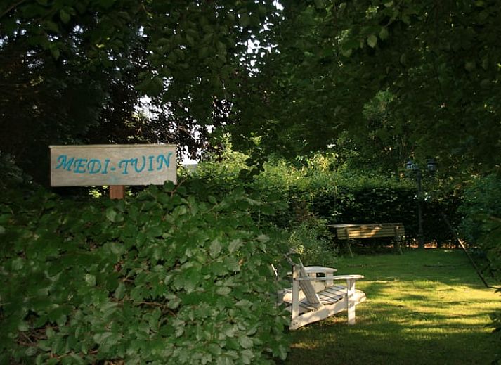 Ingang van Vakantiehuis in Budel met kleurrijke bloemen in Kempen, Noord Brabant.