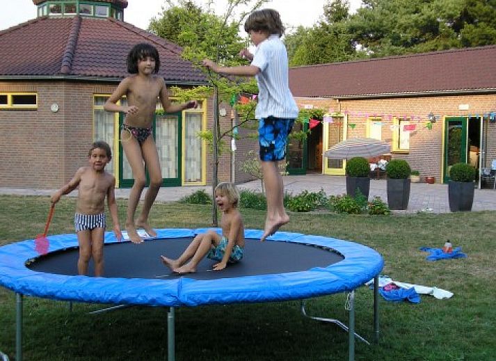 Venweide vakantiehuis in Valkenswaard met terras en bloeiende tuin in de rustige natuur van de Kempen, Noord Brabant.