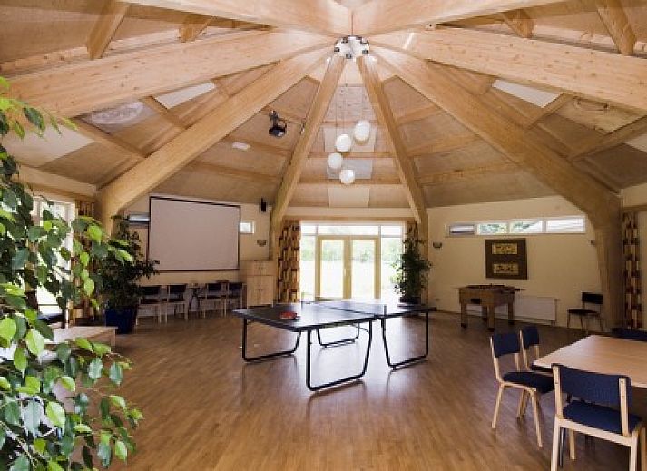 Venweide vakantiehuis in Valkenswaard met terras en bloeiende tuin in de rustige natuur van de Kempen, Noord Brabant.