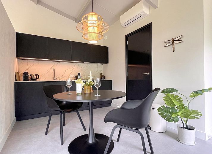 Moderne keuken in Quercus vakantiehuis, Valkenswaard, Kempen met stijlvolle inrichting.