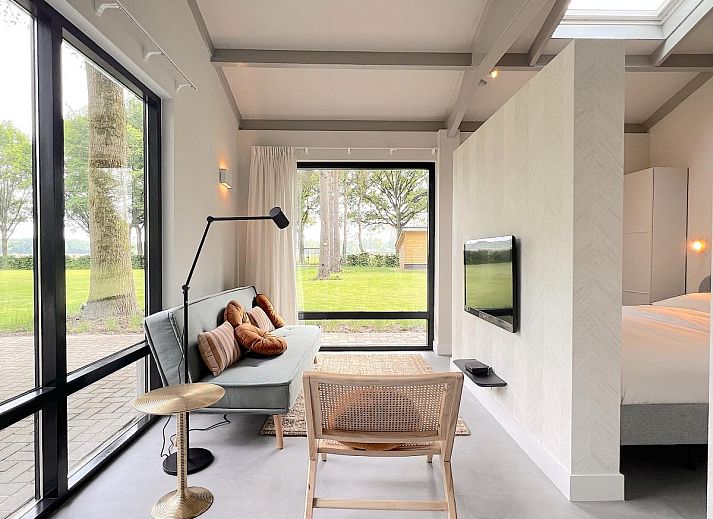 Comfortabele zithoek in Quercus vakantiewoning, Valkenswaard met uitzicht op groen.