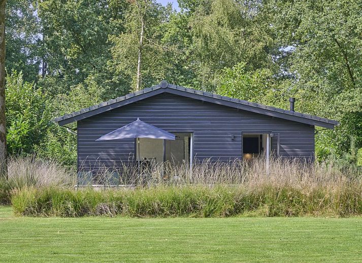 Comfortabele zithoek in Quercus vakantiewoning, Valkenswaard met uitzicht op groen.