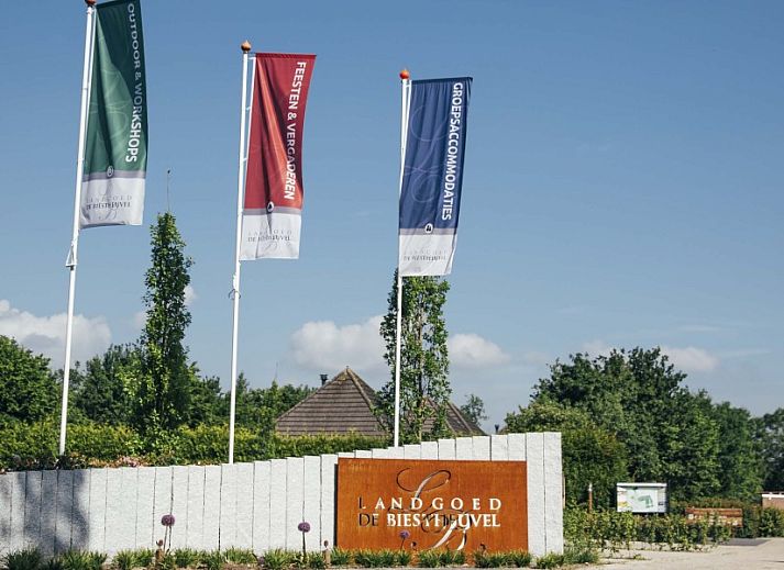 Gemuetliche Holzterrasse im Ferienhaus Voorhuis in Hoogeloon, Kempen, Nordbrabant.