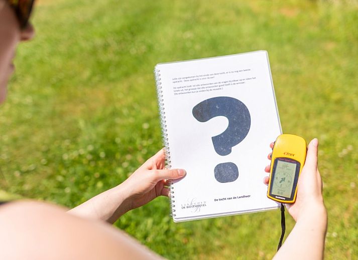 Stilvolles Wohnzimmer mit Kamin im Ferienhaus Voorhuis, Hoogeloon, Noord Brabant.