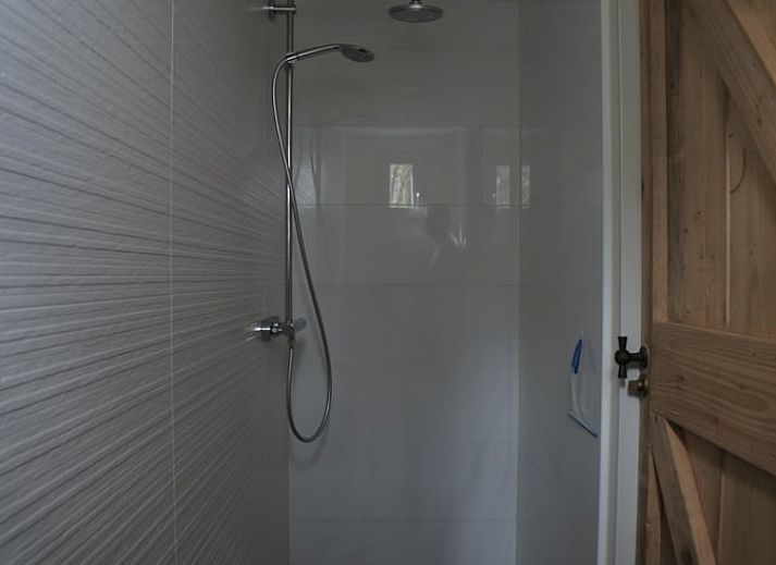 Landelijke toegangspoort naar Vakantiehuisje in Lage Mierde, omringd door bomen in de Kempen, Noord Brabant.