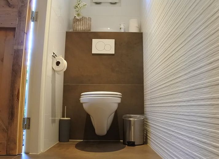 Landelijke toegangspoort naar Vakantiehuisje in Lage Mierde, omringd door bomen in de Kempen, Noord Brabant.