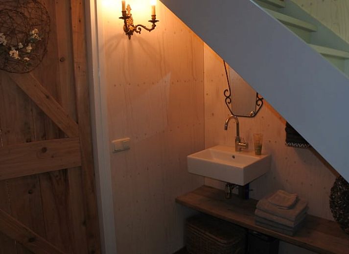 Landelijke toegangspoort naar Vakantiehuisje in Lage Mierde, omringd door bomen in de Kempen, Noord Brabant.