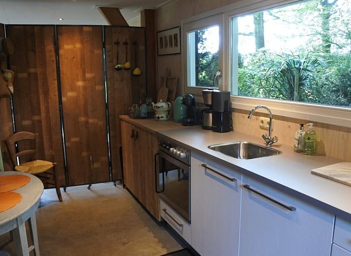 Landelijke toegangspoort naar Vakantiehuisje in Lage Mierde, omringd door bomen in de Kempen, Noord Brabant.