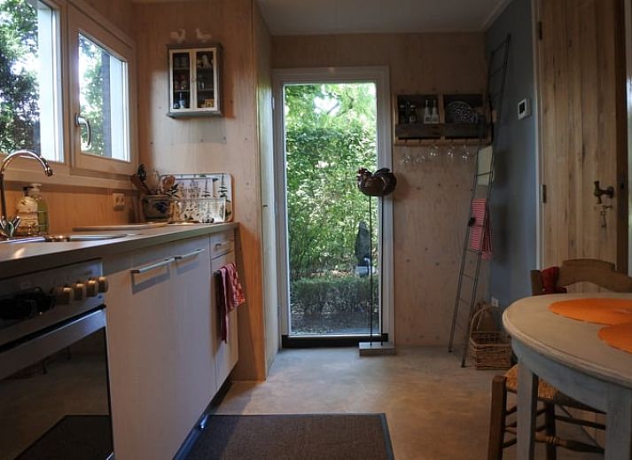 Landelijke toegangspoort naar Vakantiehuisje in Lage Mierde, omringd door bomen in de Kempen, Noord Brabant.