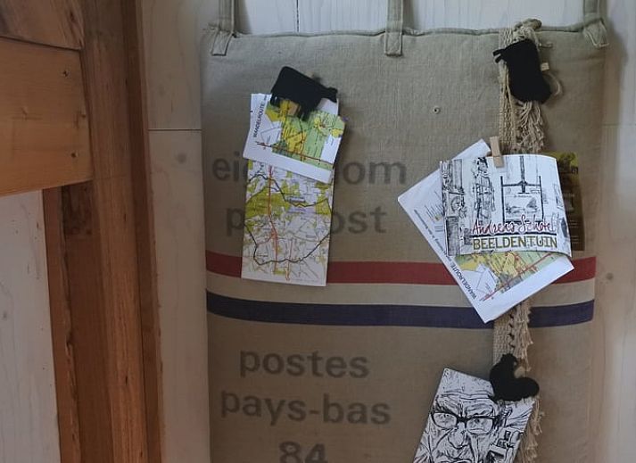 Gezellige slaapkamer in Vakantiehuisje in Lage Mierde, met houten details in de Kempen, Noord Brabant.