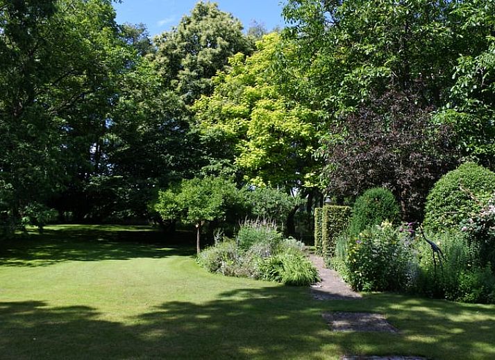 Gezellige slaapkamer in Vakantiehuisje in Lage Mierde, met houten details in de Kempen, Noord Brabant.