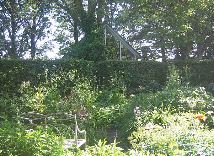 Gezellige slaapkamer in Vakantiehuisje in Lage Mierde, met houten details in de Kempen, Noord Brabant.