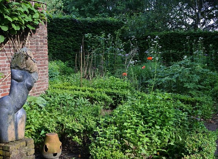 Gezellige slaapkamer in Vakantiehuisje in Lage Mierde, met houten details in de Kempen, Noord Brabant.