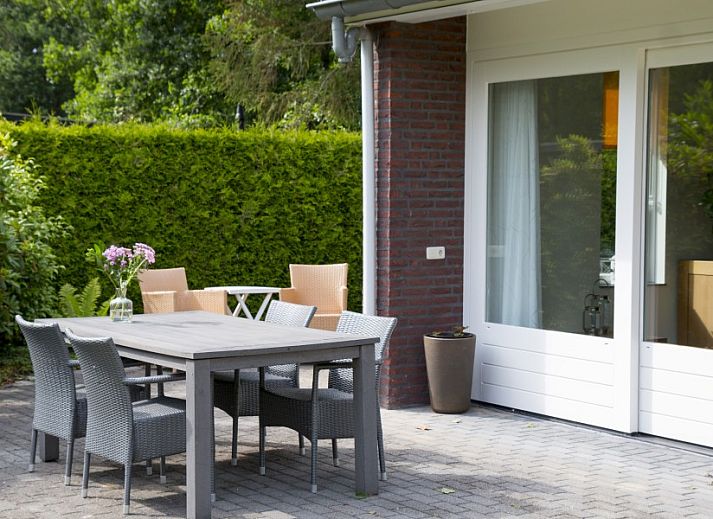 Modern kitchen in bungalow Quiet in nature, Lage Mierde, Kempen, North Brabant, with wooden elements and lots of natural light.