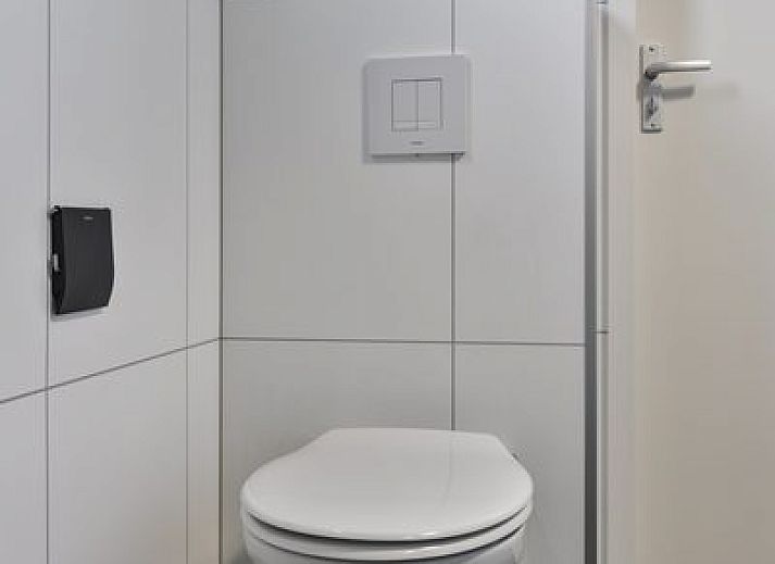 Terrace with parasol at Bosvlucht 6 persons Wellness vacation home in Lage Mierde, Kempen, North Brabant.