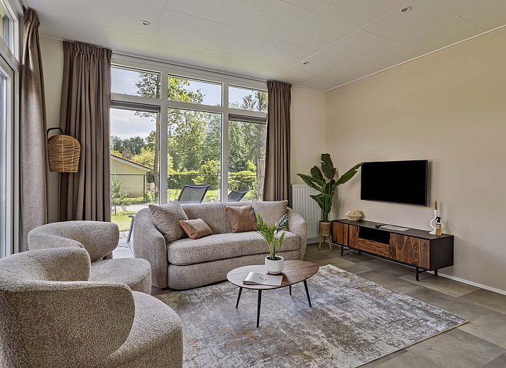 Enjoy the relaxing hot tub at vacation home Berkenhof in Lage Mierde, Kempen, North Brabant, surrounded by green nature.