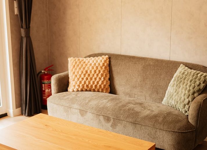 Geniessen Sie die Ruhe auf der Veranda von Huisje in Bergeijk, einem Ferienhaus in der gruenen Umgebung von Kempen in Nordbrabant.